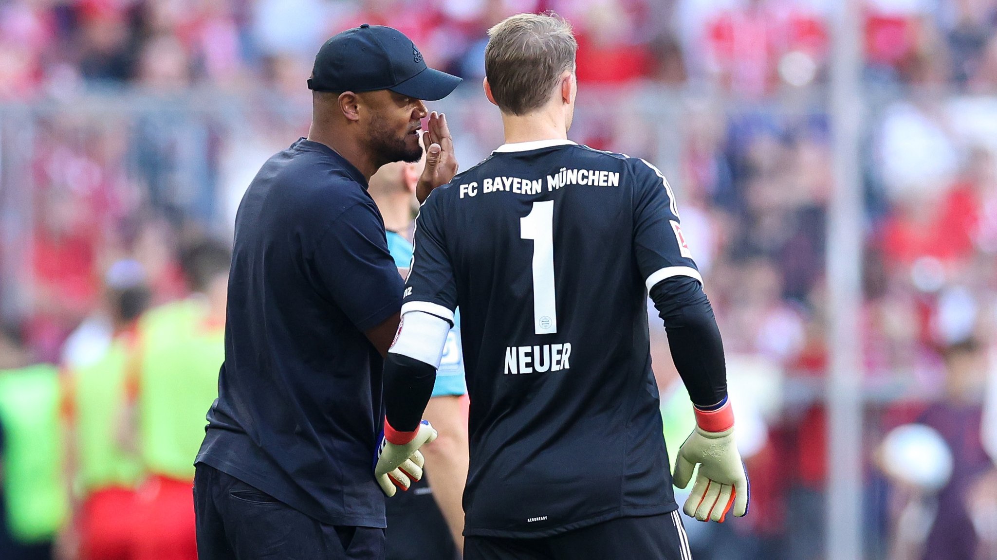 FC-Bayern-Trainer Vincent Kompany und Torwart Manuel Neuer