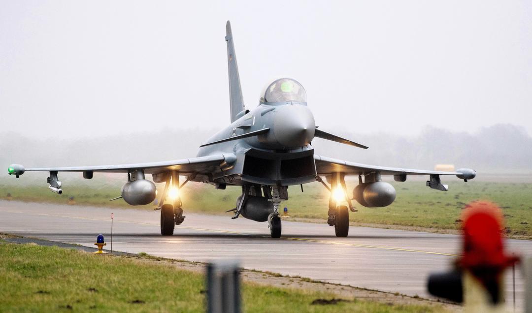Ein Eurofighter der Bundesluftwaffe bei der Landung. Kampfjets wie dieser dürfen wieder Übungs-Tiefflüge bis 75 Meter über den Boden durchführen.