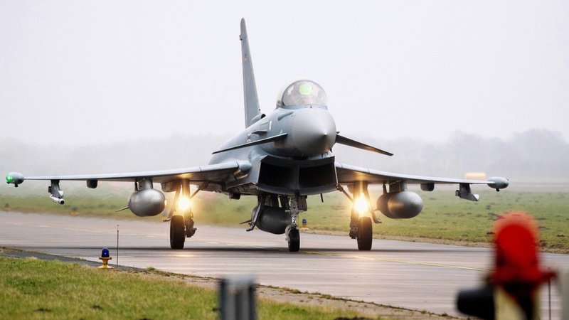 Ein Eurofighter der Bundesluftwaffe bei der Landung. Kampfjets wie dieser dürfen wieder Übungs-Tiefflüge bis 75 Meter über den Boden durchführen. | Bild: dpa-Bildfunk/Hauke-Christian Dittrich Ein Eurofighter der Bundesluftwaffe bei der Landung. Kampfjets wie dieser dürfen wieder Übungs-Tiefflüge bis 75 Meter über den Boden durchführen.
