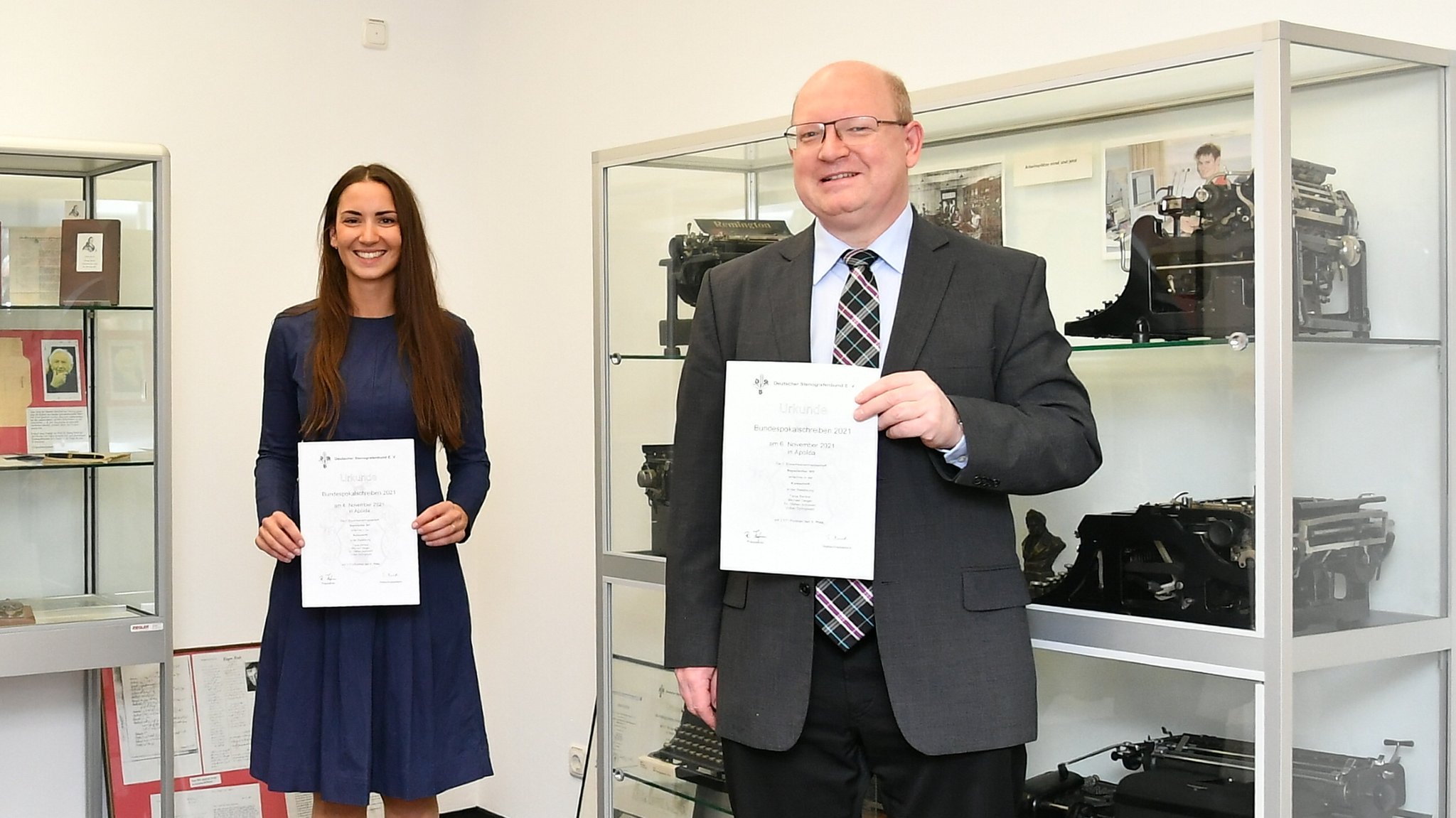 Tanja Benker (l.) und Volker Springwald (r.) mit ihren Siegerurkunden vom Bundespokalschreiben 2021.