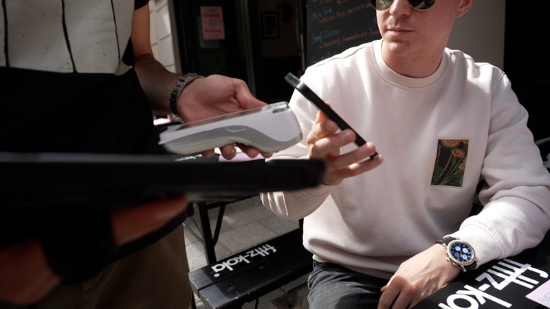 Ein Mann beim elektronischen Bezahlen. | Bild: Bayerischer Rundfunk 2025 Ein Mann beim elektronischen Bezahlen.