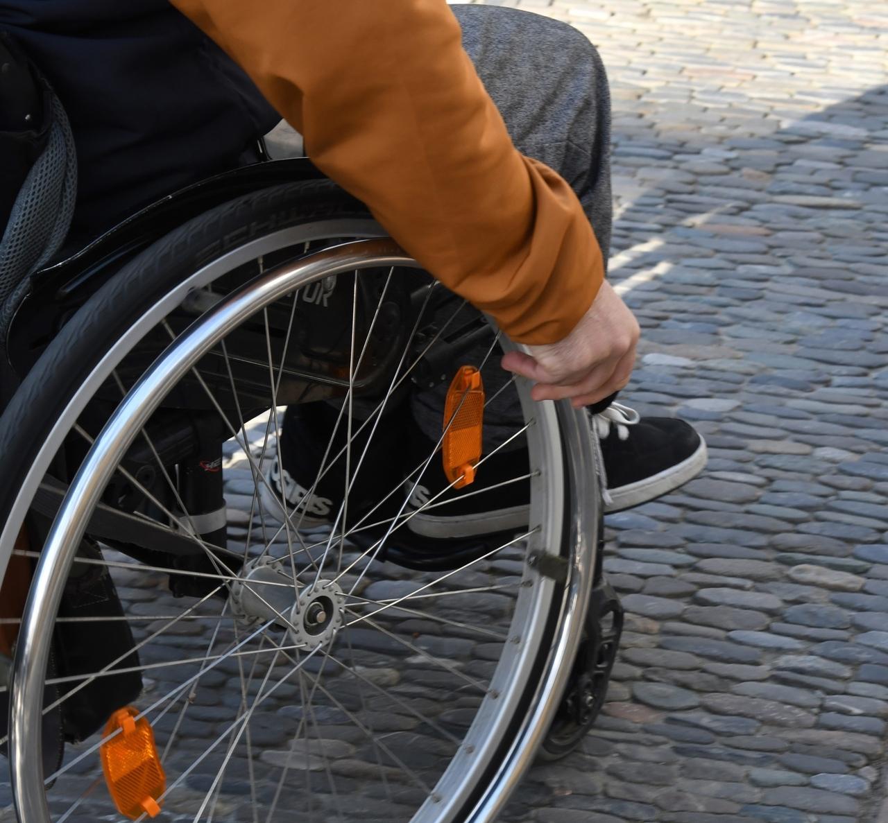 Rollstuhlfahrer (Symbolbild)