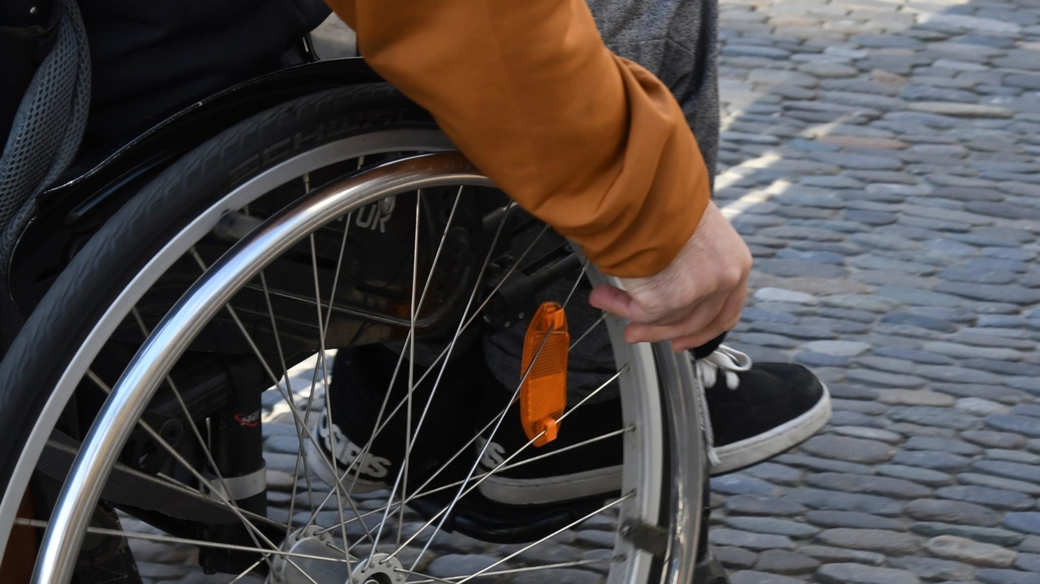 48-Jährige soll Rollstuhlfahrer mit Messer schwer verletzt haben