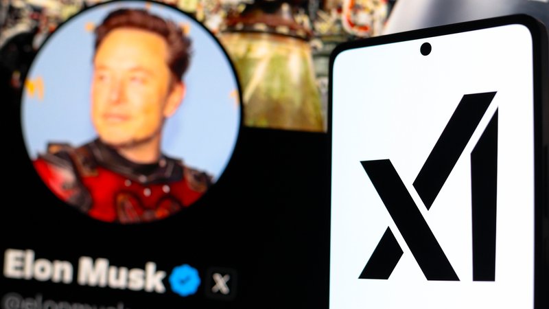Elon Musk und ein Emblem der KI-Firma xAI zu sehen auf einem Smartphone | Bild: picture alliance / Sipa USA Elon Musk und ein Emblem der KI-Firma xAI zu sehen auf einem Smartphone