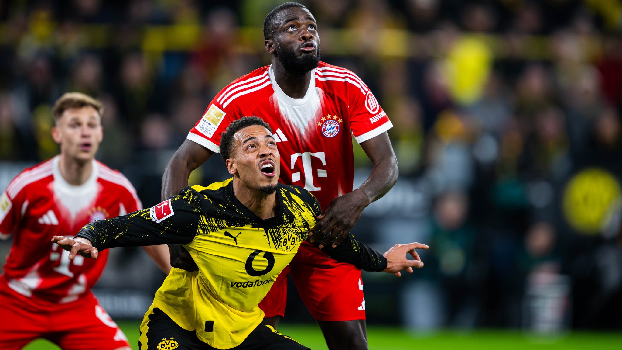 Dayot Upamecano (FC Bayern) und Felix Nmecha (Borussia Dortmund) im Duell