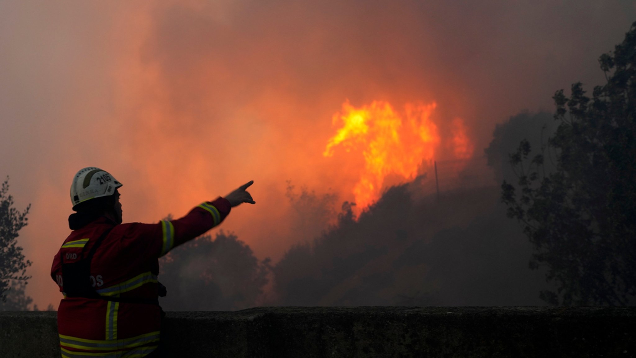 Ein Feuerwehrmann zeigte am Dienstag auf einen Waldbrand in Portugal.