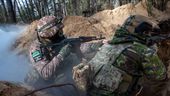 Symbolbild: Ukrainische Soldaten mit Maske beim Training im Schützengraben | Bild:picture alliance / Anadolu | Sergey Bobok