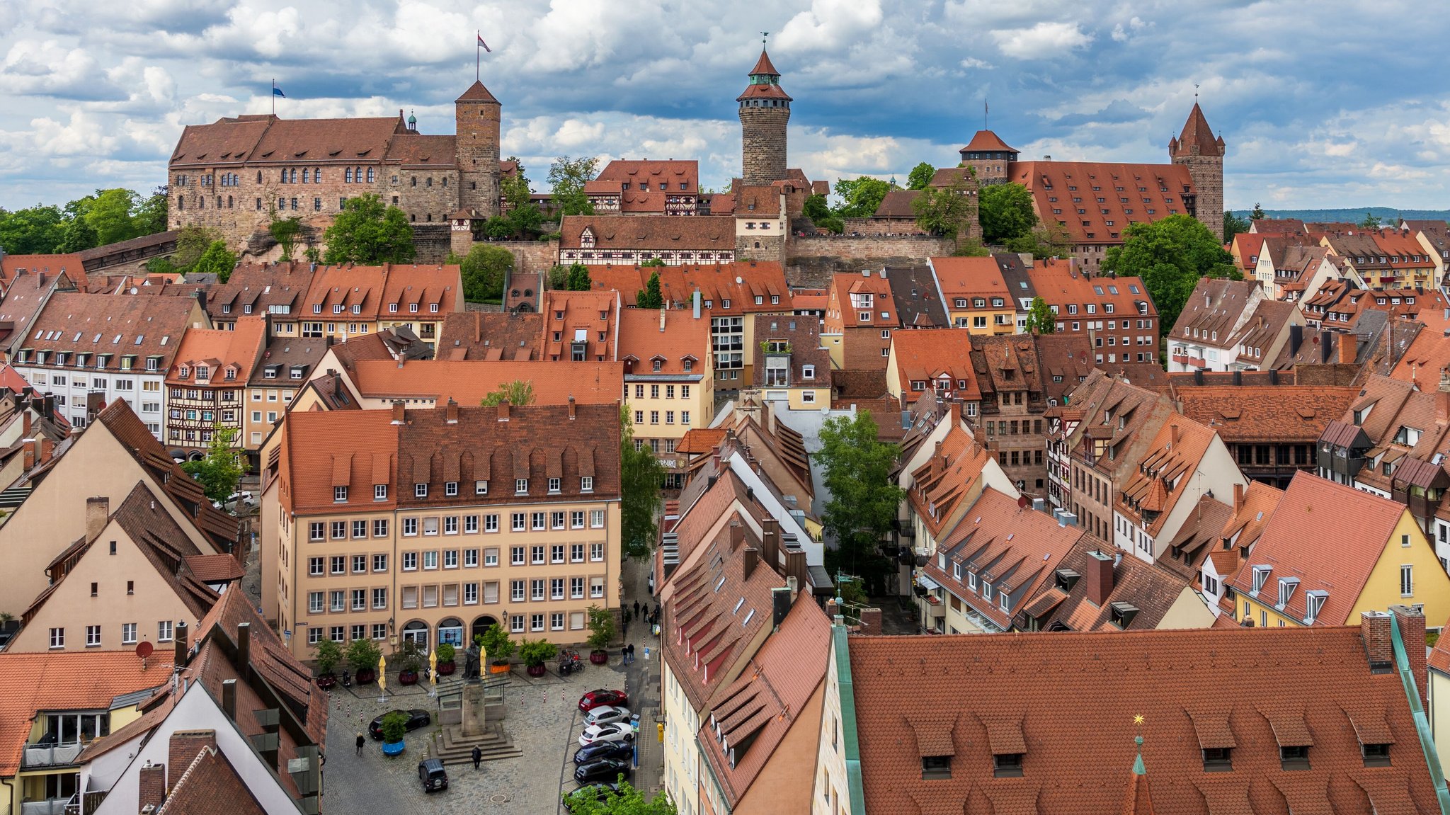 Blick über die Nürnberger Altstadt mit der Kaiserburg im Hintergrund. | Bild: picture alliance / Eibner-Pressefoto | Eibner-Pressefoto/Ardan Fuessman Blick über die Nürnberger Altstadt mit der Kaiserburg im Hintergrund.