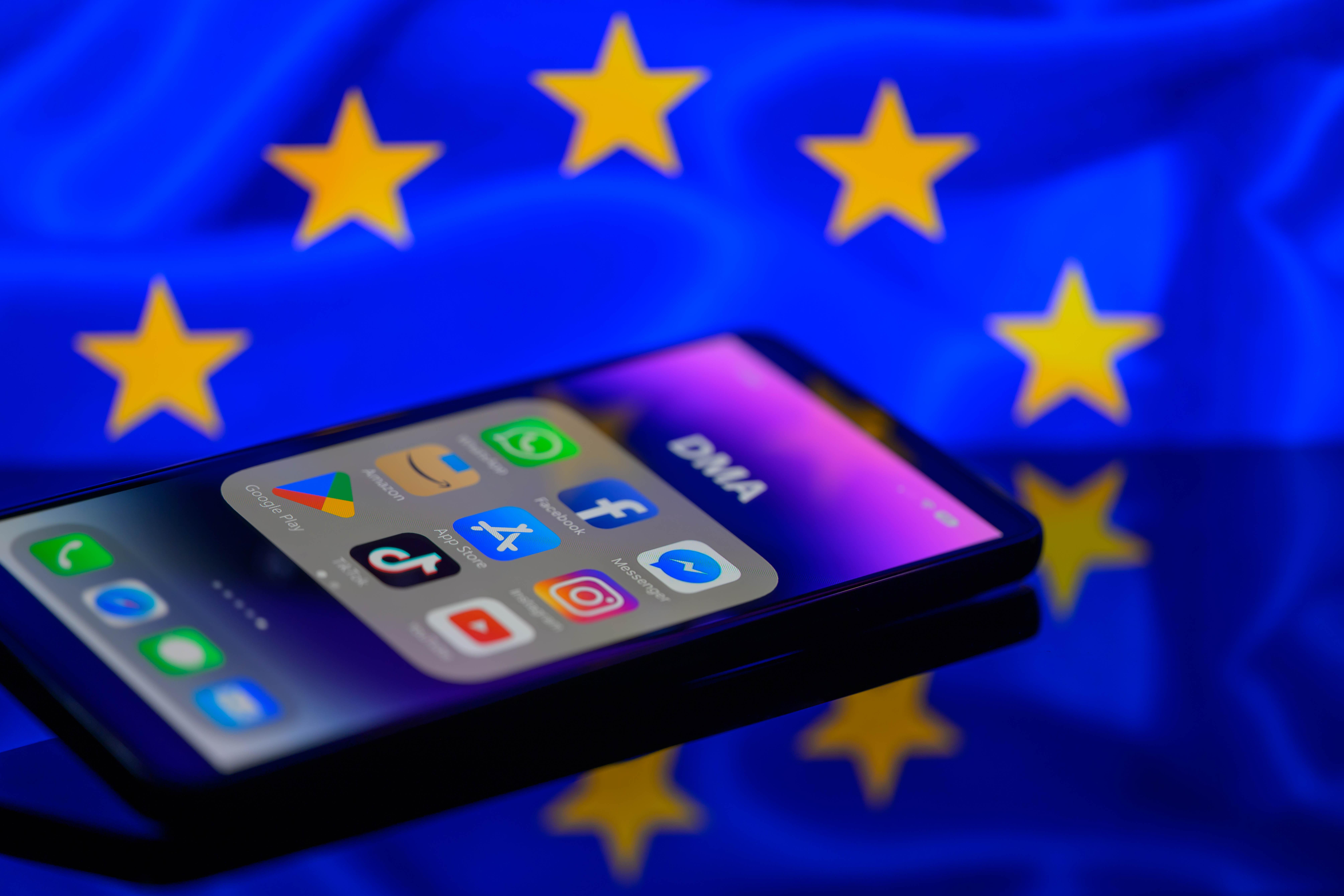 Smartphone mit verschiedenen App vor dem Hintergrund mit EU-Emblem