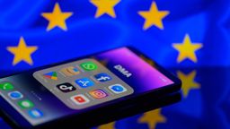 Smartphone mit verschiedenen App vor dem Hintergrund mit EU-Emblem | Bild:picture alliance / Jonathan Raa