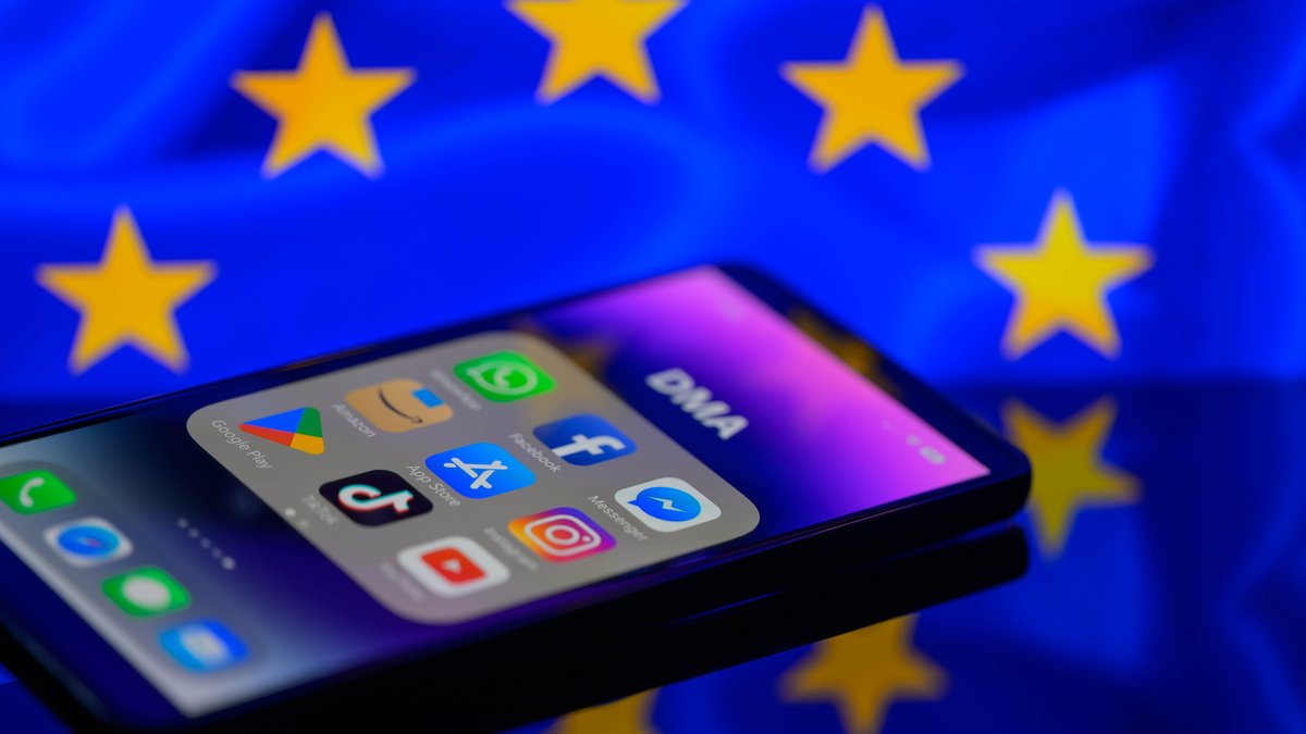 Smartphone mit verschiedenen App vor dem Hintergrund mit EU-Emblem
