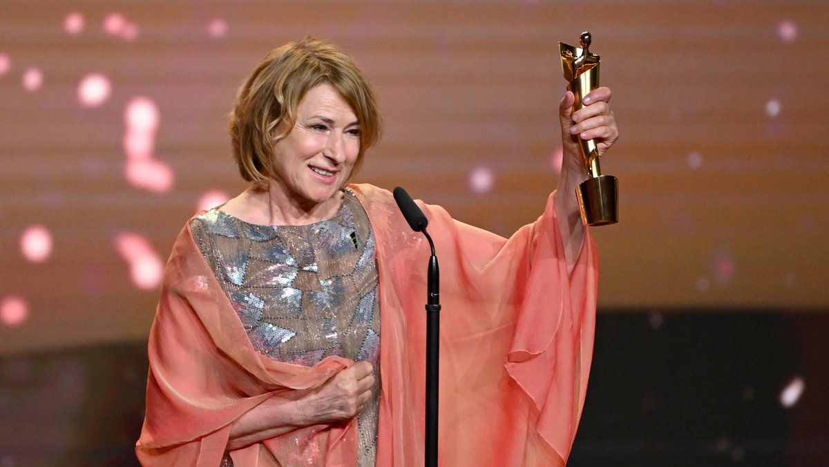 Schauspielerin Corinna Harfouch freut sich bei der Verleihung des Deutschen Filmpreises über die Auszeichnung in der Kategorie "Beste weibliche Hauptrolle". Die Lola ist eine der wichtigsten Auszeichnungen der Branche.