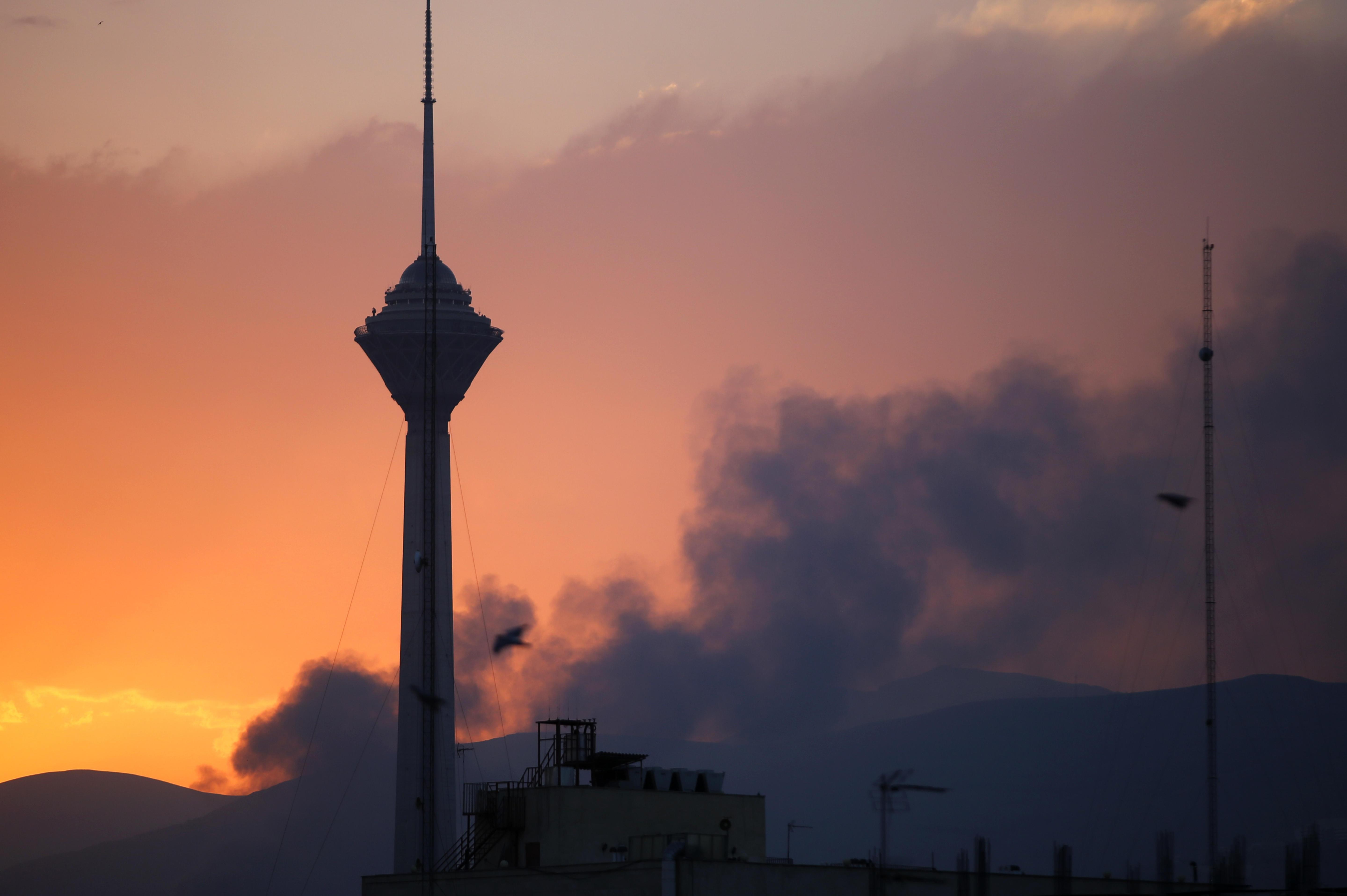Rauch steigt auf, nachdem der iranische Staatssender von Israel angegriffen wurde.