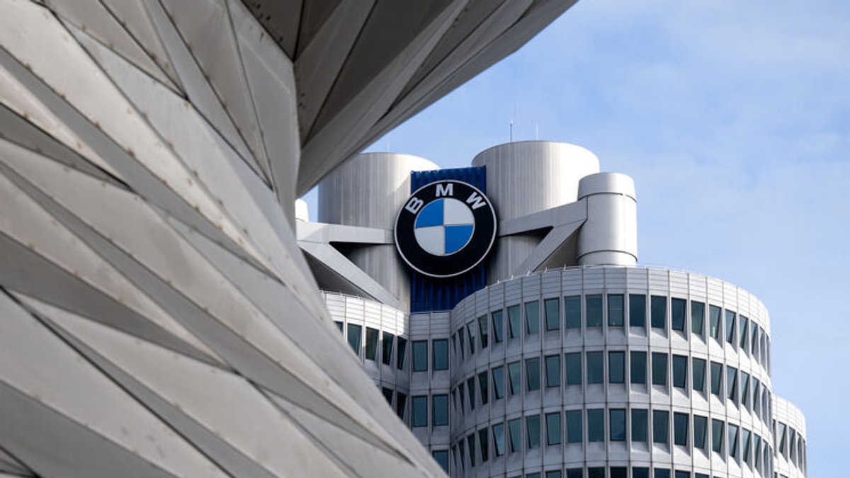 ARCHIV - 02.11.2022, Bayern, München: Das BMW-Logo von an der Münchner Firmenzentrale. (zu dpa: «BMW legt Beschwerde gegen Vorwurf der Abgasmanipulation ein») Foto: Sven Hoppe/Deutsche Presse-Agentur GmbH/dpa +++ dpa-Bildfunk +++