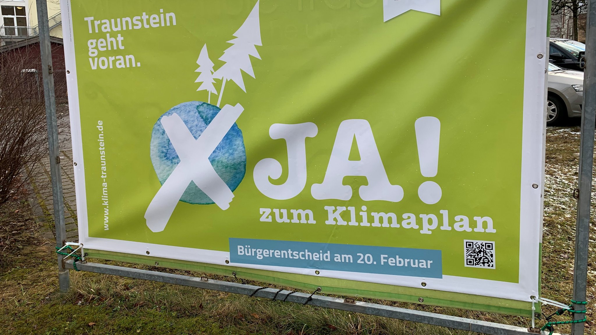 Das grüne Plakat zur Infokampagne über den Klimaentscheid.