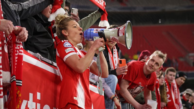 Linda Dallmann feiert mit den Fans | Bild: picture alliance / sampics / Stefan Matzke | Stefan Matzke Linda Dallmann feiert mit den Fans