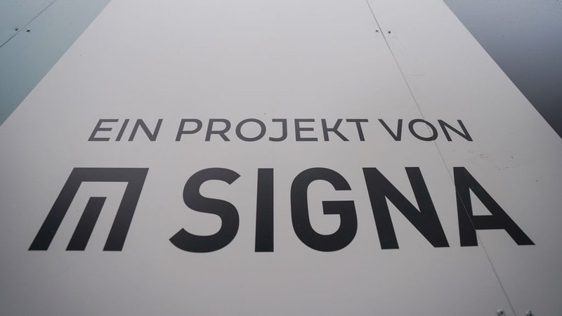 ARCHIV - 29.11.2023, Hamburg: Das Logo und der Schriftzug der Signa-Gruppe ist an einem Schild zu sehen. Die Reihe von Insolvenzanträgen der Signa-Gruppe des österreichischen Investors Benko setzt sich fort (zu dpa "Reihe von Insolvenzanträgen bei Signa setzt sich fort") Foto: Marcus Brandt/dpa +++ dpa-Bildfunk +++