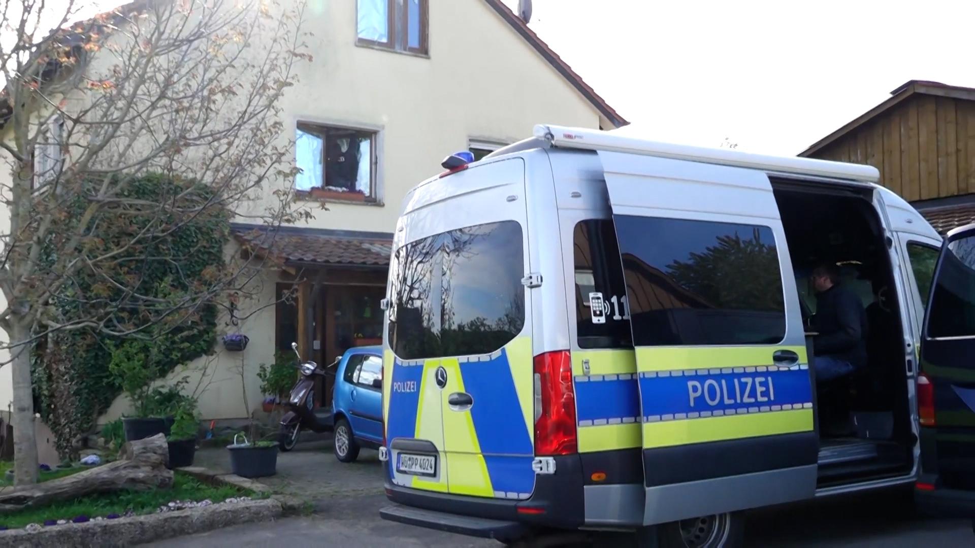 Mehr als 100 Einsatzkräfte durchsuchen derzeit mehrere Grundstücke im unterfränkischen Dittelbrunn. Es geht um den Vermisstenfall Jakub Michalik.
