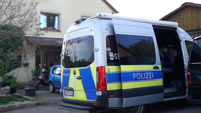 Mehr als 100 Einsatzkräfte durchsuchen derzeit mehrere Grundstücke im unterfränkischen Dittelbrunn. Es geht um den Vermisstenfall Jakub Michalik. | Bild: BR Mehr als 100 Einsatzkräfte durchsuchen derzeit mehrere Grundstücke im unterfränkischen Dittelbrunn. Es geht um den Vermisstenfall Jakub Michalik.