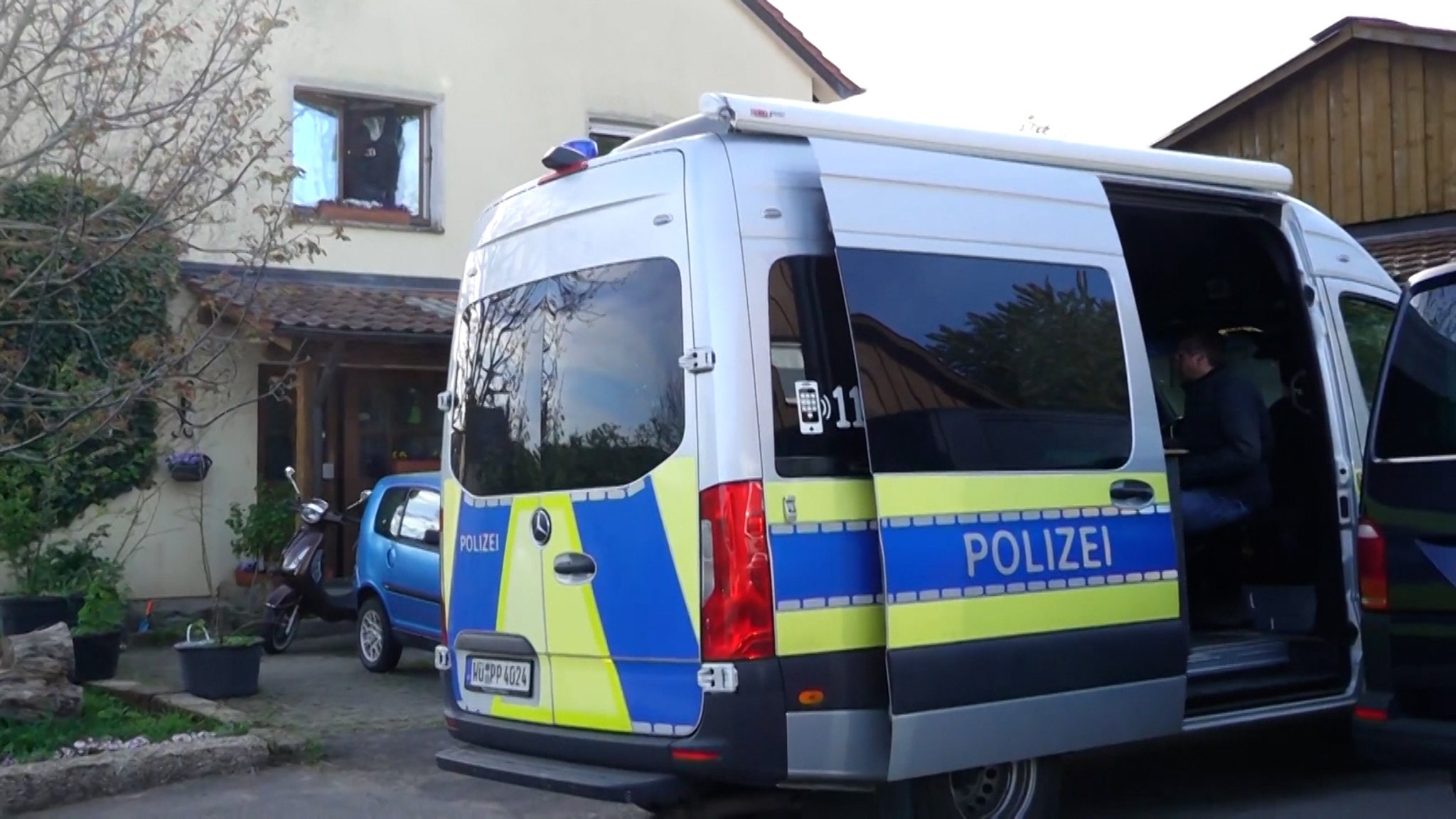Mehr als 100 Einsatzkräfte durchsuchen derzeit mehrere Grundstücke im unterfränkischen Dittelbrunn. Es geht um den Vermisstenfall Jakub Michalik.