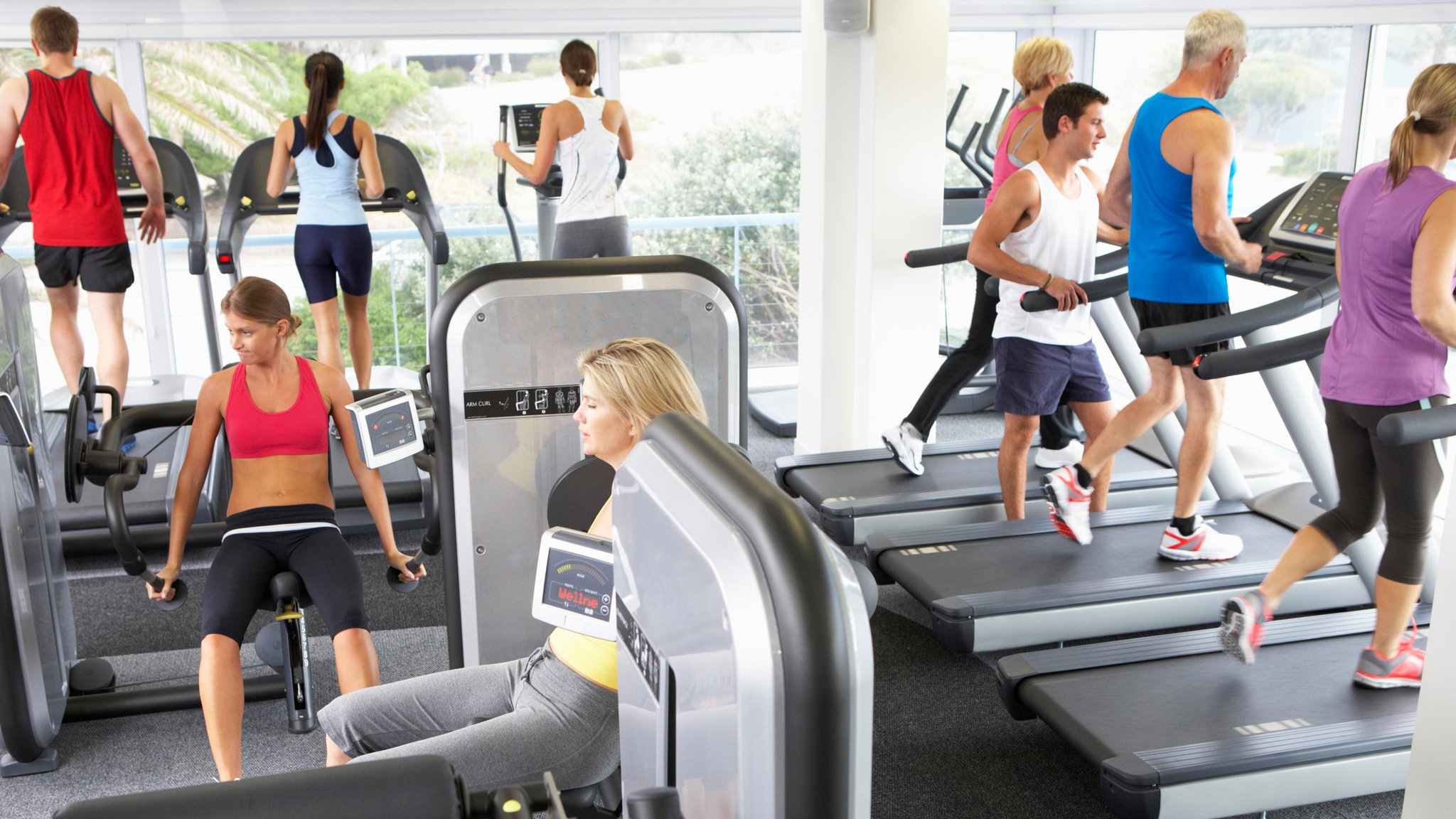 Ein gut besuchtes Fitnesstudio