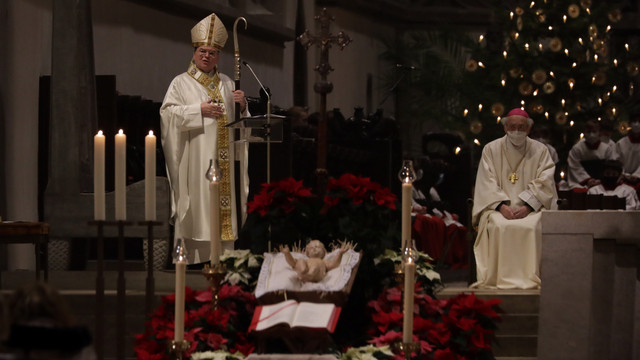 Bischof Bertram Meier feiert im Hohen Dom zu Augsburg den Weihnachtsgottesdienst