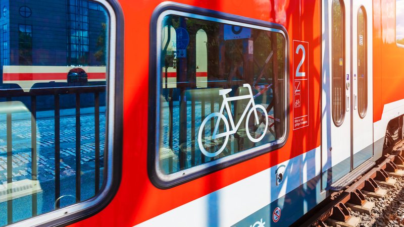 Eine Regionalbahn der Deutschen Bahn (Symbolbild) | Bild: stock.adobe.com/Scanrail Eine Regionalbahn der Deutschen Bahn (Symbolbild)