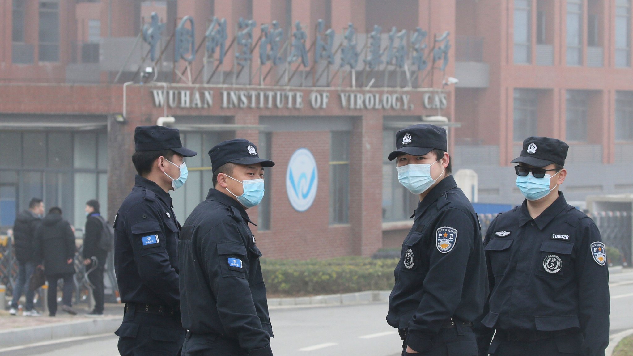 Archivbild: Polizisten am Wuhan-Institut für Virologie