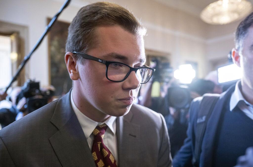 ARCHIV - 31.10.2023, Bayern, München: Daniel Halemba (AfD) kommt zur Plenarsitzung des Bayerischen Landtags. Der bayerische AfD-Landtagsabgeordnete Daniel Halemba, dem wegen Verstößen gegen Parteiregularien ein Parteiausschlussverfahren droht, gibt mit sofortiger Wirkung alle Parteiämter zurück. Zudem lasse er seine Mitgliedsrechte in der Partei ruhen, teilte Halemba am Donnerstagabend (14.12.2023) mit. Foto: Peter Kneffel/dpa +++ dpa-Bildfunk +++