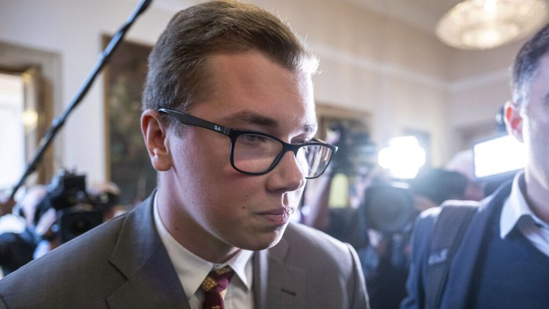 ARCHIV - 31.10.2023, Bayern, München: Daniel Halemba (AfD) kommt zur Plenarsitzung des Bayerischen Landtags. Der bayerische AfD-Landtagsabgeordnete Daniel Halemba, dem wegen Verstößen gegen Parteiregularien ein Parteiausschlussverfahren droht, gibt mit sofortiger Wirkung alle Parteiämter zurück. Zudem lasse er seine Mitgliedsrechte in der Partei ruhen, teilte Halemba am Donnerstagabend (14.12.2023) mit. Foto: Peter Kneffel/dpa +++ dpa-Bildfunk +++ | Bild: dpa-Bildfunk/Peter Kneffel ARCHIV - 31.10.2023, Bayern, München: Daniel Halemba (AfD) kommt zur Plenarsitzung des Bayerischen Landtags. Der bayerische AfD-Landtagsabgeordnete Daniel Halemba, dem wegen Verstößen gegen Parteiregularien ein Parteiausschlussverfahren droht, gibt mit sofortiger Wirkung alle Parteiämter zurück. Zudem lasse er seine Mitgliedsrechte in der Partei ruhen, teilte Halemba am Donnerstagabend (14.12.2023) mit. Foto: Peter Kneffel/dpa +++ dpa-Bildfunk +++