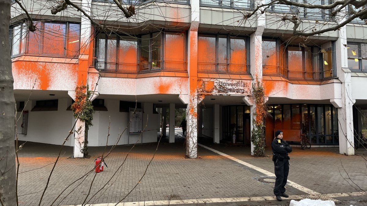 "Letzte Generation" beschmiert Augsburger Uni-Gebäude mit Farbe