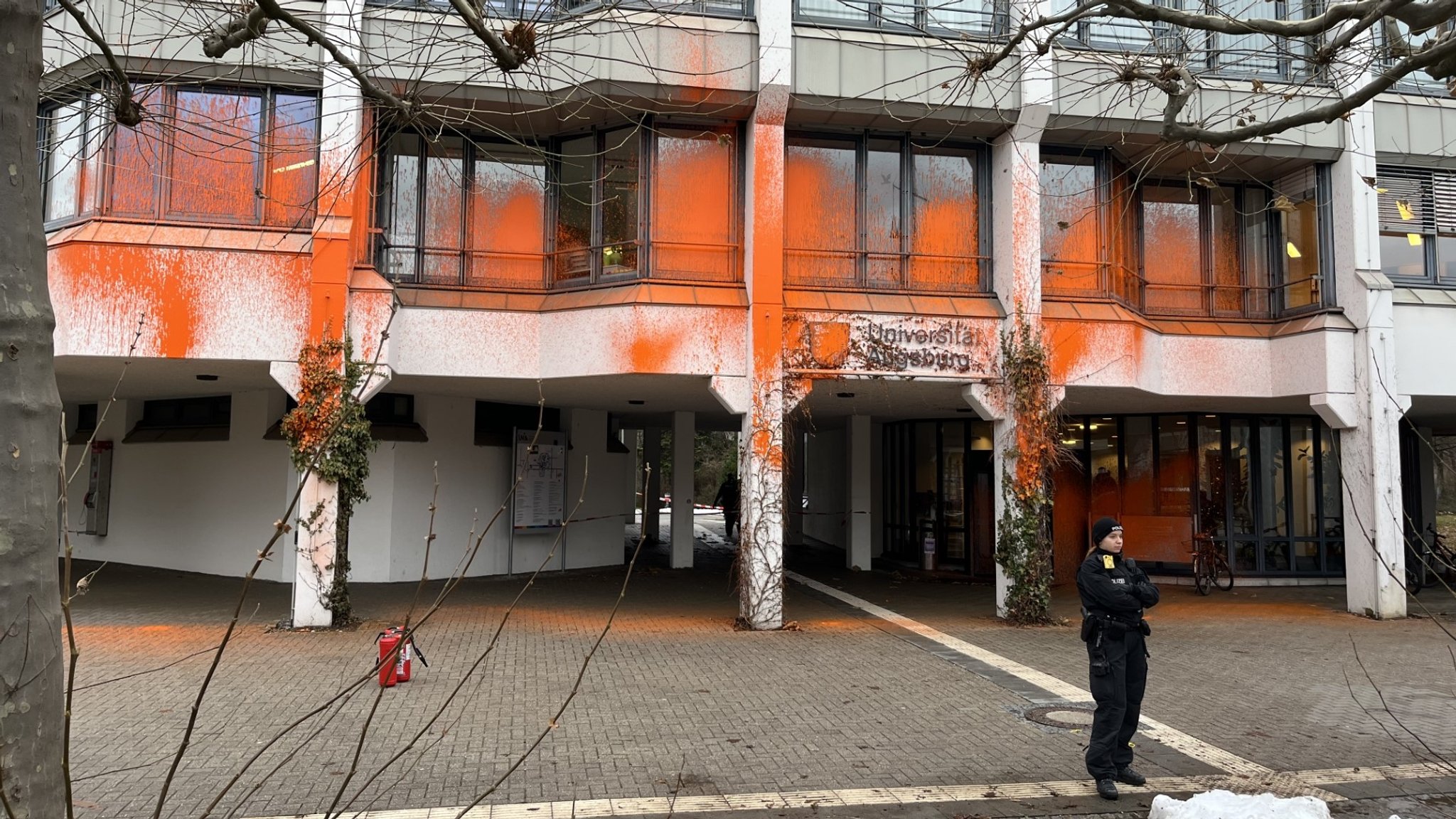 Klimaprotest an der Fassade des Präsidiumsgebäudes der Universität Augsburg.