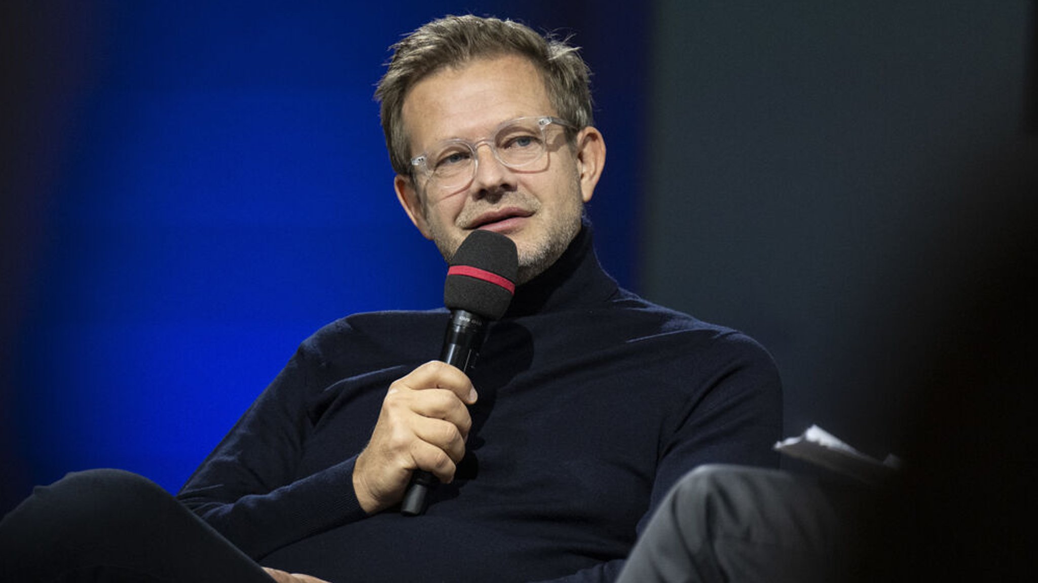 Der Autor Florian Illies spricht über sein Buch «Zauber der Stille, Caspar David Friedrichs Reise durch die Zeit» auf der Literaturbühne der Buchmesse. Foto: Hannes P. Albert/dpa +++ dpa-Bildfunk +++