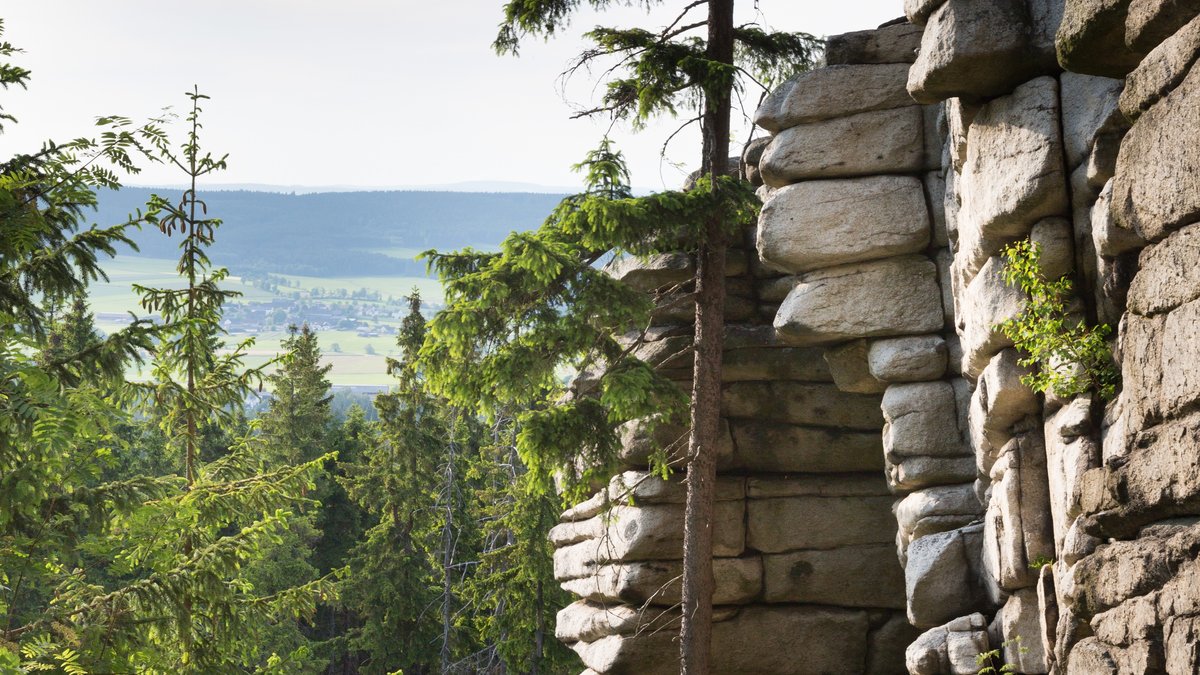 Die Drei-Brüder-Felsen im Fichtelgebirge sind nicht nur für Kletterer spannend. 