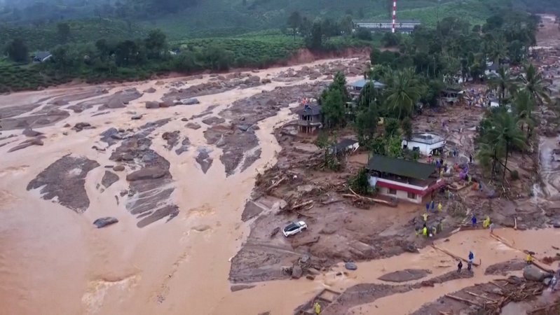 Von einem Abhang fließt Wasser und macht ihn zu einer Schlammpiste. | Bild: BR Von einem Abhang fließt Wasser und macht ihn zu einer Schlammpiste.