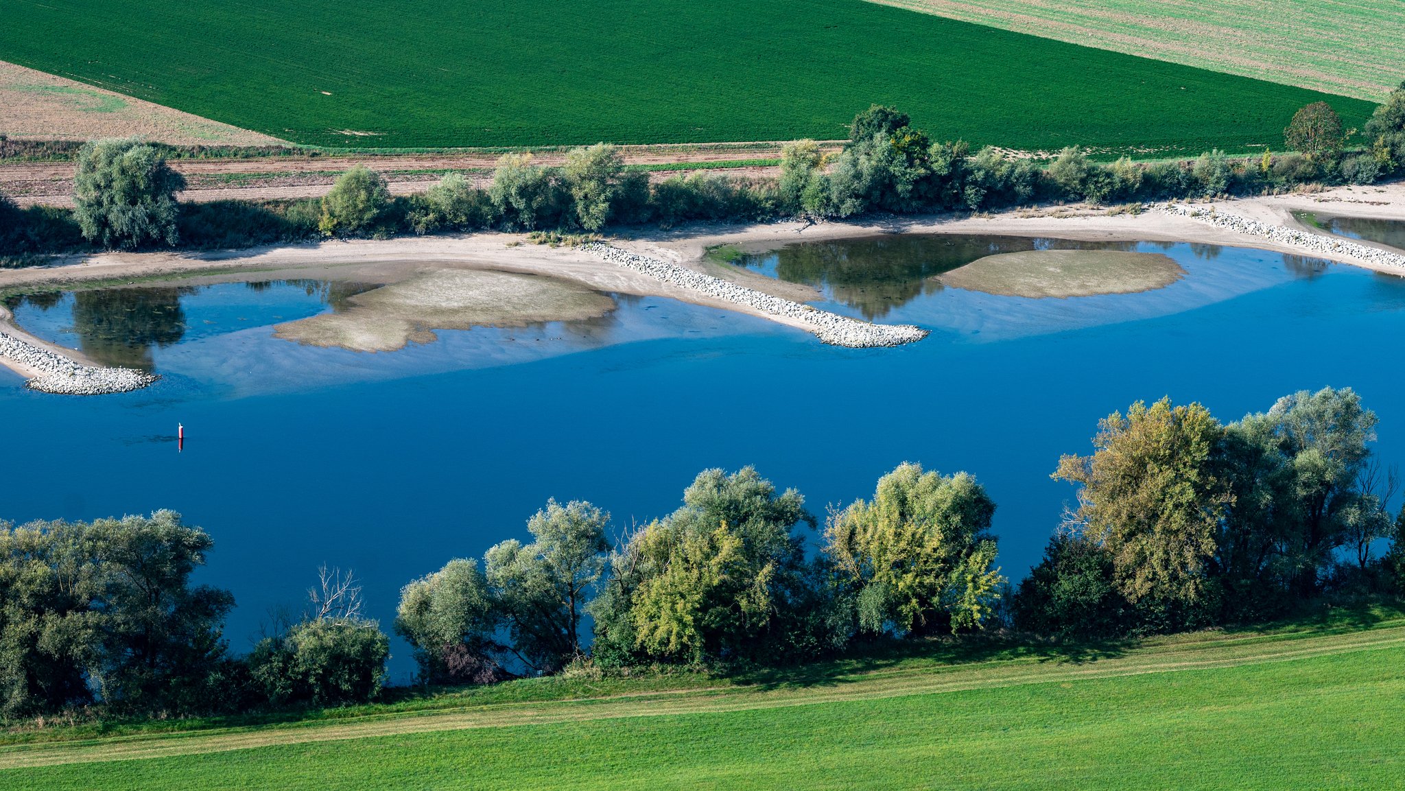 Sandbänke am Ufer der Niedrigwasser führenden Donau