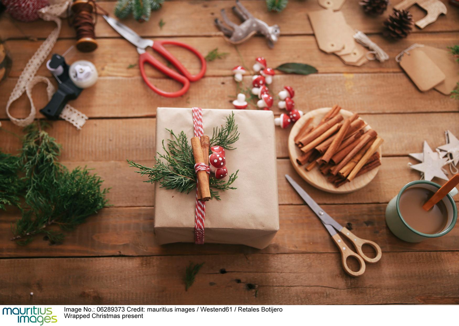 Verschiedene Weihnachtspäckchen in verziertem Packpapier