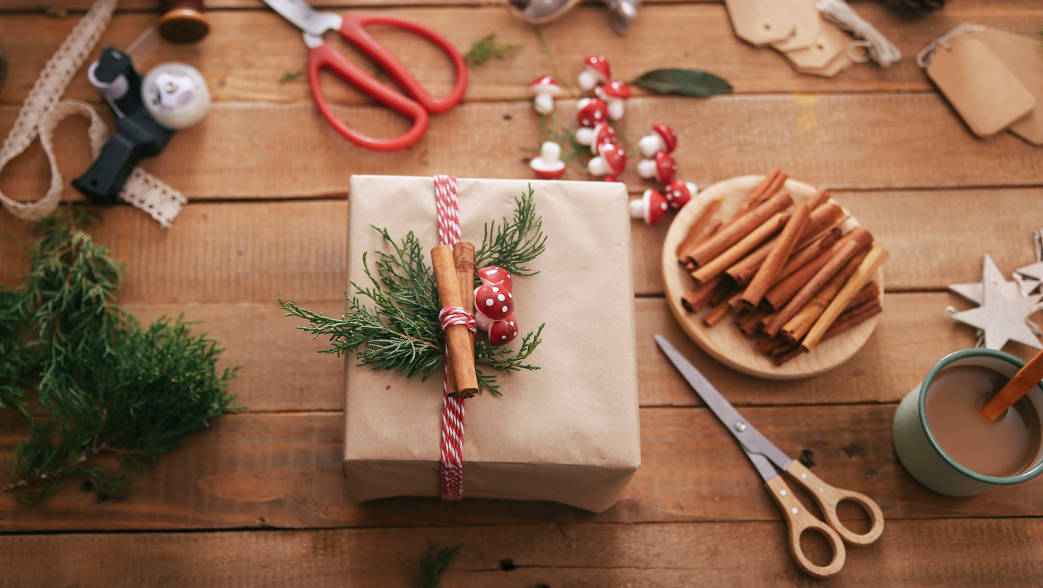 Verschiedene Weihnachtspäckchen in verziertem Packpapier