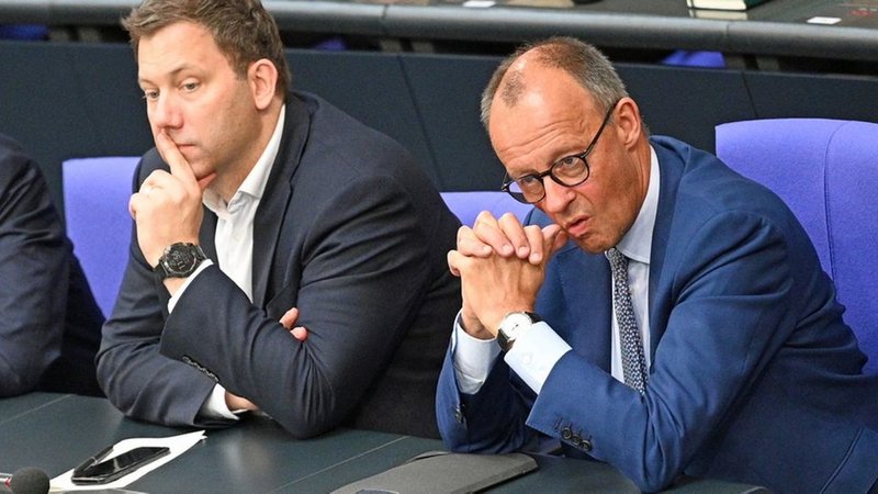 Kanzler Friedrich Merz (rechts) und Vizekanzler Lars Klingbeil | Bild: dpa-Bildfunk/Niklas Treppner Kanzler Friedrich Merz (rechts) und Vizekanzler Lars Klingbeil