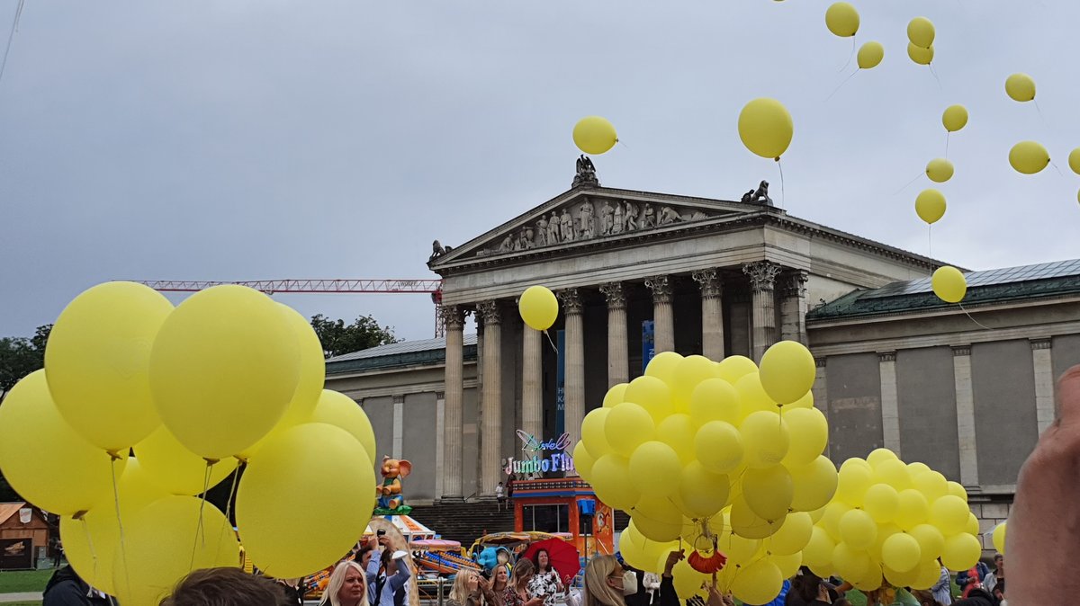 Luftballons bei der Eröffnung vom "Sommer in der Stadt" auf dem Münchner Königsplatz
