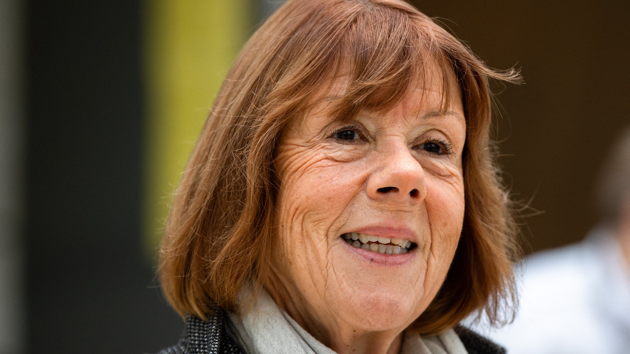 Porträt einer fröhlich blickenden Gisèle Pelicot 