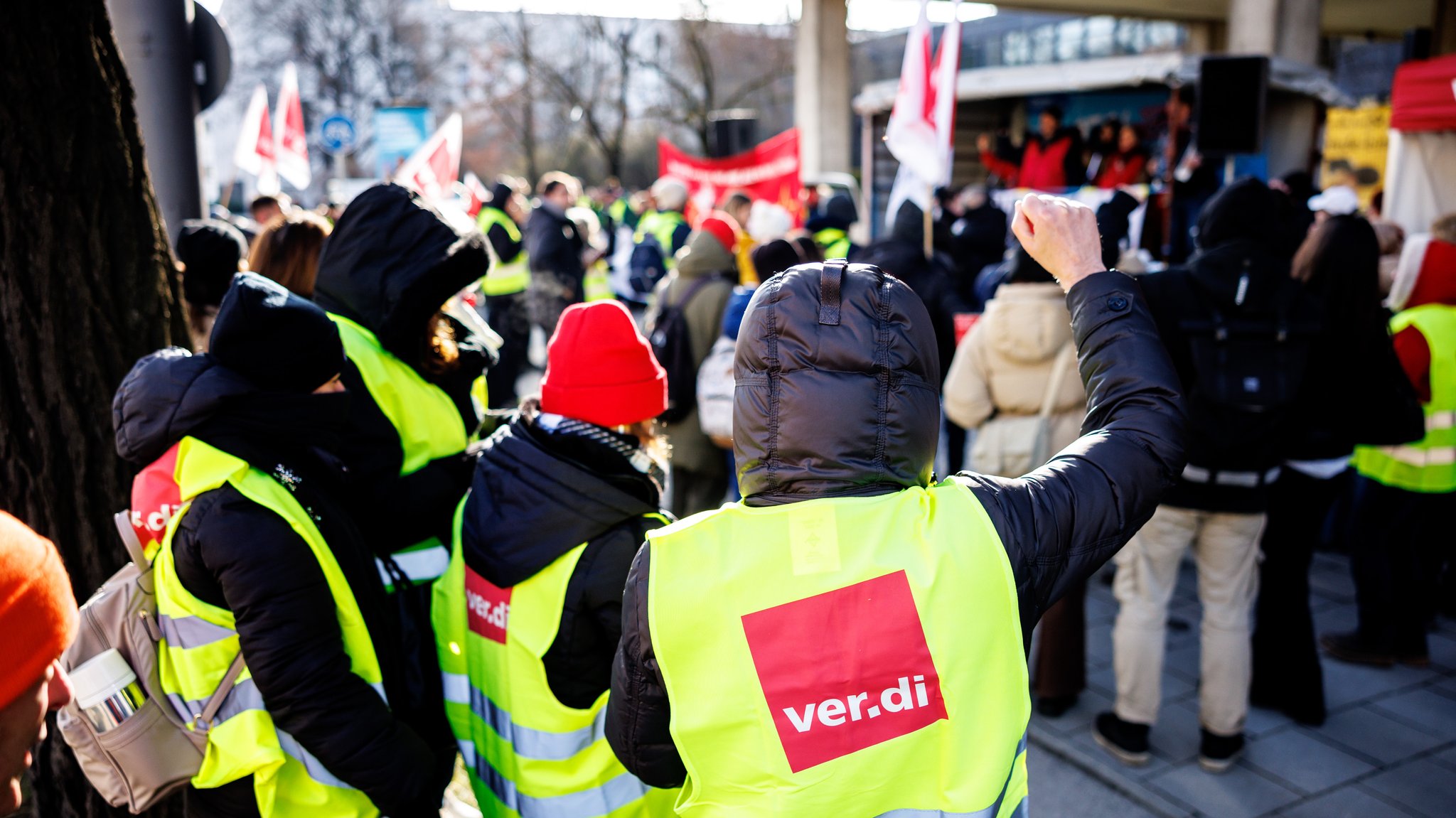 Die Warnstreiks waren in vielen Bereichen zu spüren. Hier bei der Post in München am 6.2.