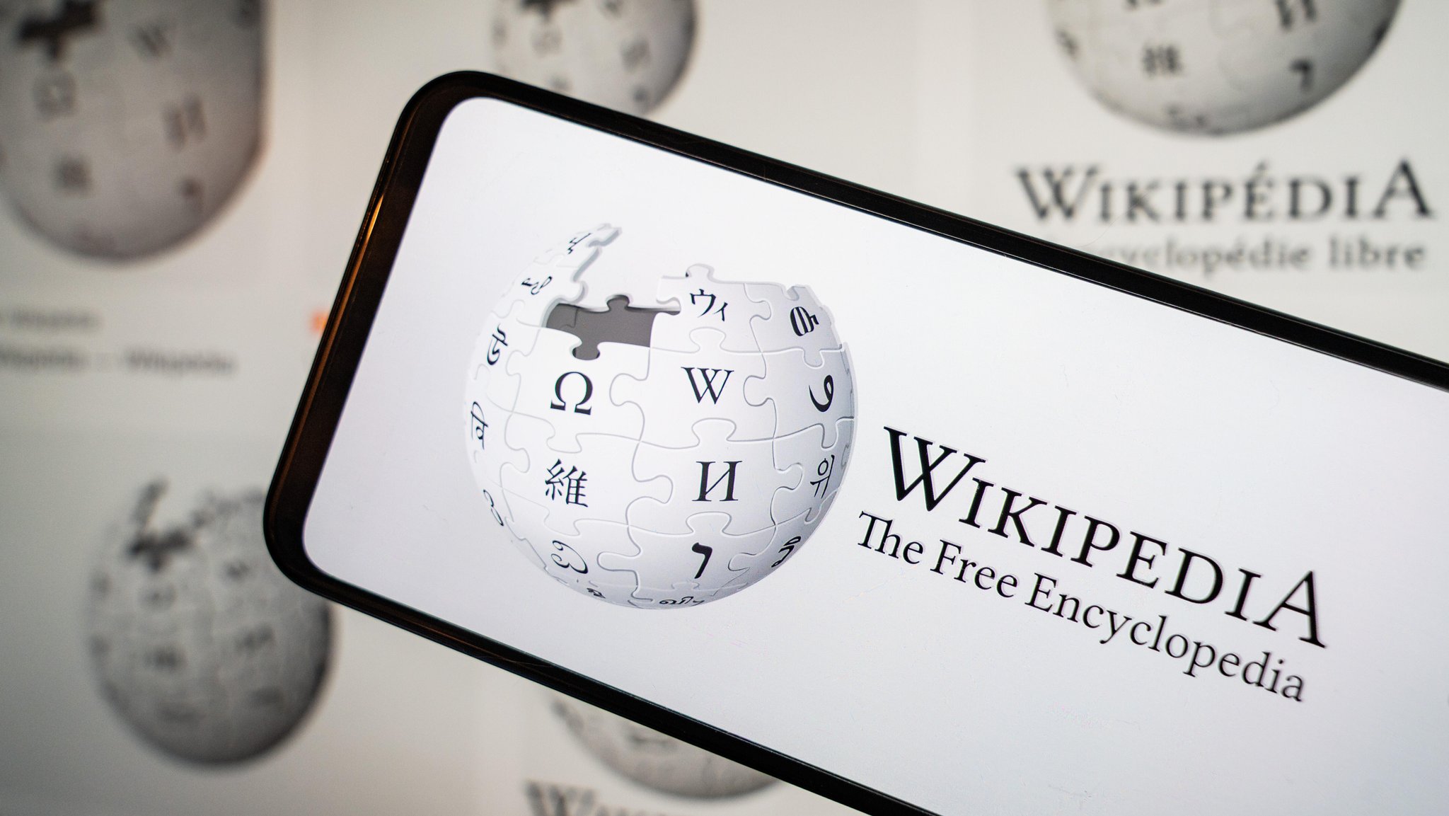 (Symbolbild) Logo der Wikipedia auf einem Smartphone