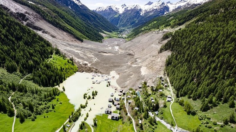 Eine Luftaufnahme zeigt die Zerstörung. | Bild: dpa-Bildfunk/Jean-Christophe Bott Eine Luftaufnahme zeigt die Zerstörung.