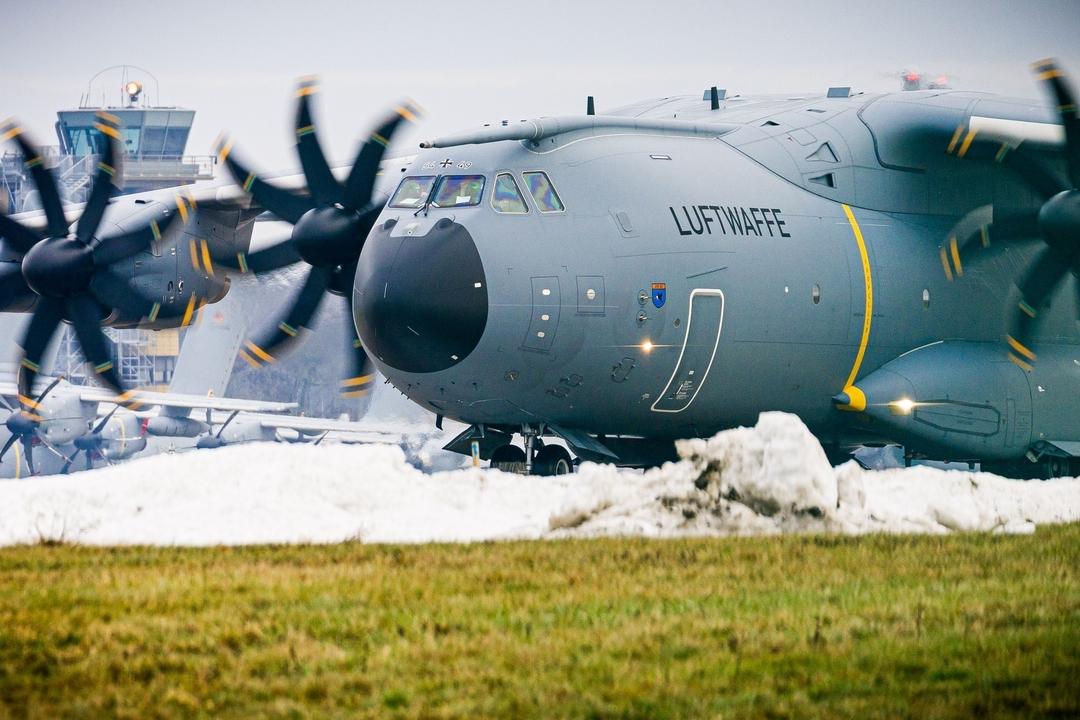 Ein Transportflugzeug vom Typ Airbus A400M der Luftwaffe rollt über das Gelände vom Fliegerhorst Wunstorf in der Region Hannover. Mit ihm haben sich deutsche Soldaten auf den Weg gemacht. 
