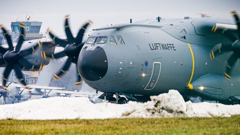 Ein Transportflugzeug vom Typ Airbus A400M der Luftwaffe rollt über das Gelände vom Fliegerhorst Wunstorf in der Region Hannover. Mit ihm haben sich deutsche Soldaten auf den Weg gemacht. | Bild: dpa-Bildfunk/Moritz Frankenberg Ein Transportflugzeug vom Typ Airbus A400M der Luftwaffe rollt über das Gelände vom Fliegerhorst Wunstorf in der Region Hannover. Mit ihm haben sich deutsche Soldaten auf den Weg gemacht.