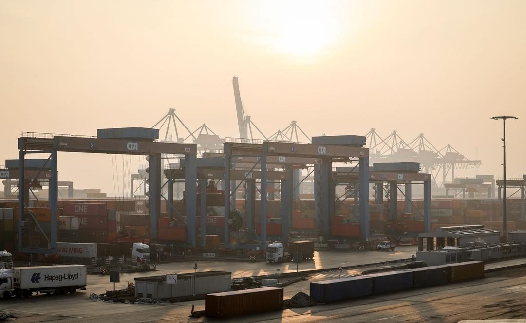 Container werden am Container Terminal Altenwerder (CTA) der Hamburger Hafen und Logistik AG (HHLA) gelagert und verladen. 