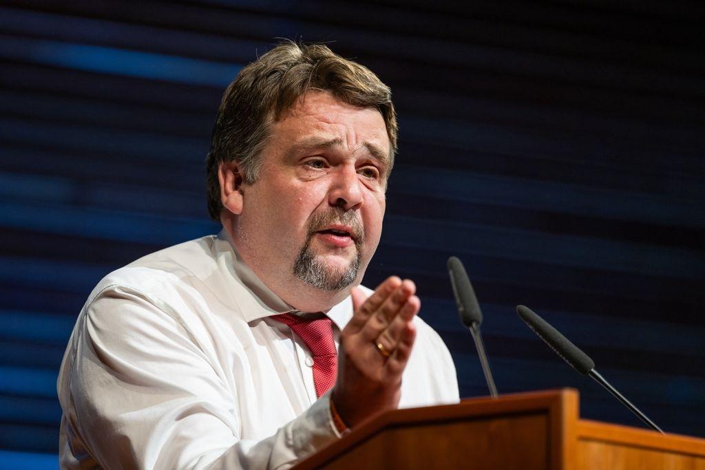 Im September 2024 spricht Dennis Radtke auf einer Tagung. 