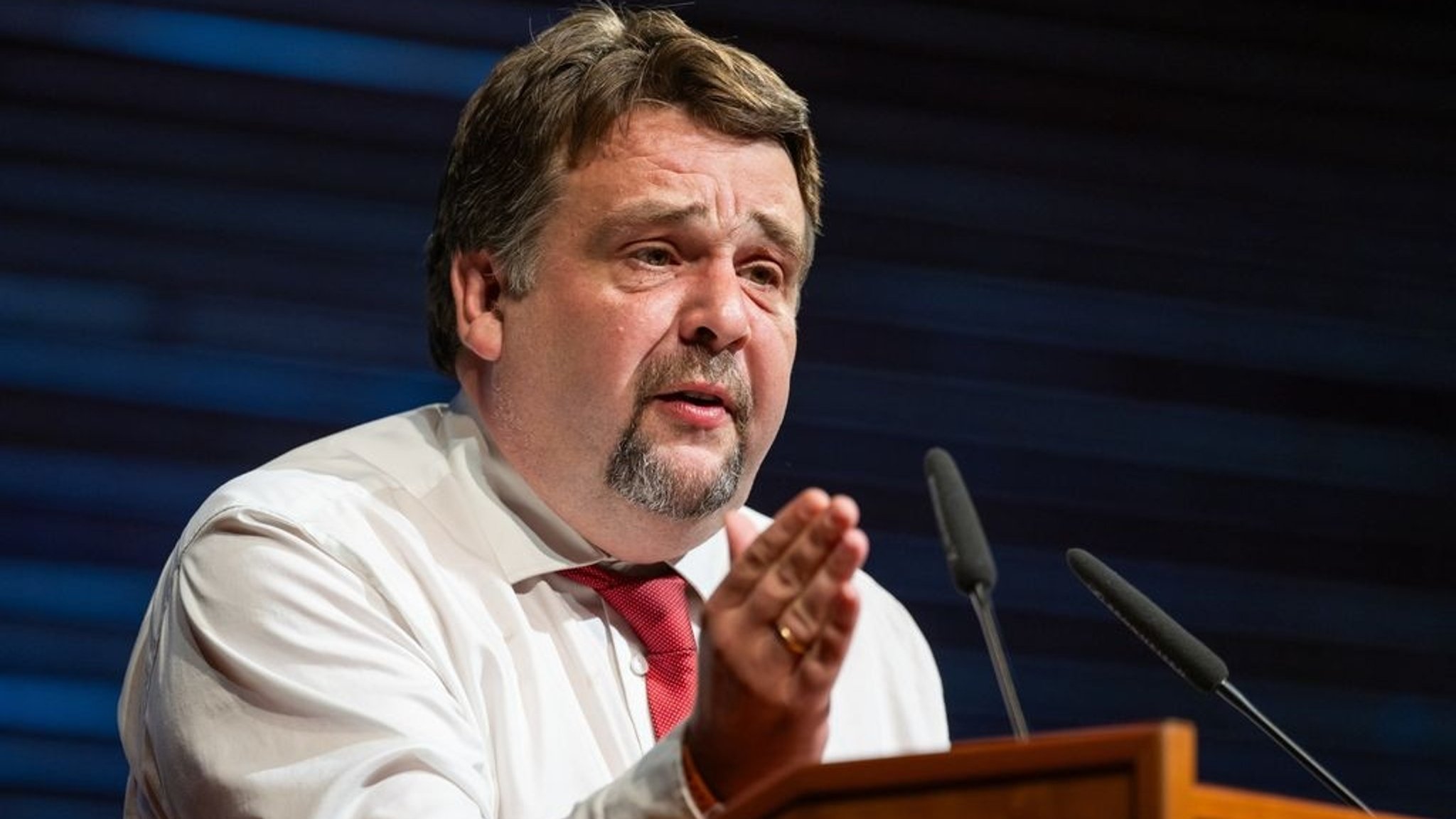 Im September 2024 spricht Dennis Radtke auf einer Tagung. 