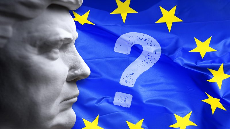 Trumpbüste im Profil mit Fragezeichen vor EU-Fahne | Bild: picture alliance / CHROMORANGE | Christian Ohde Trumpbüste im Profil mit Fragezeichen vor EU-Fahne